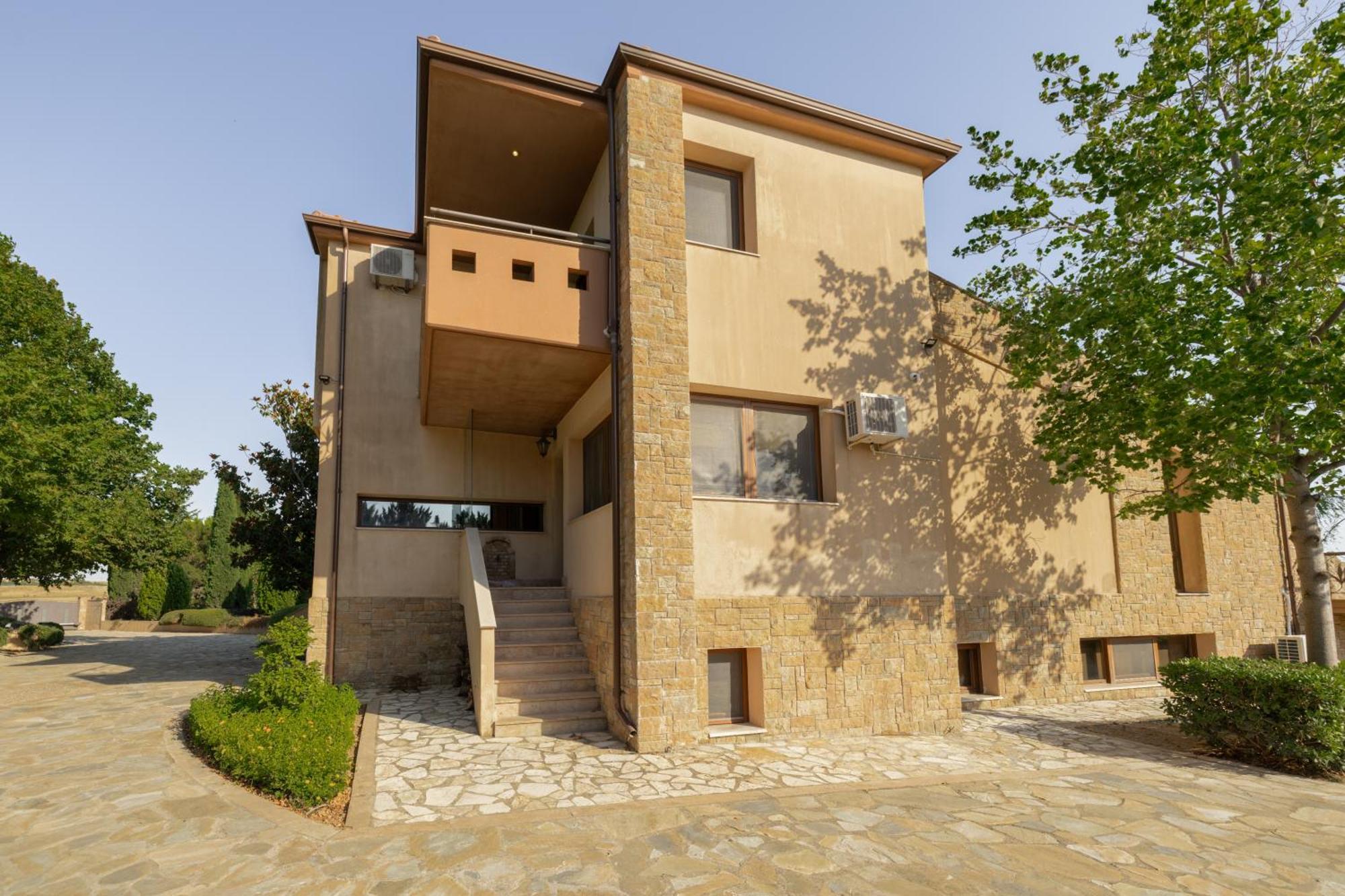 Onar Villa *